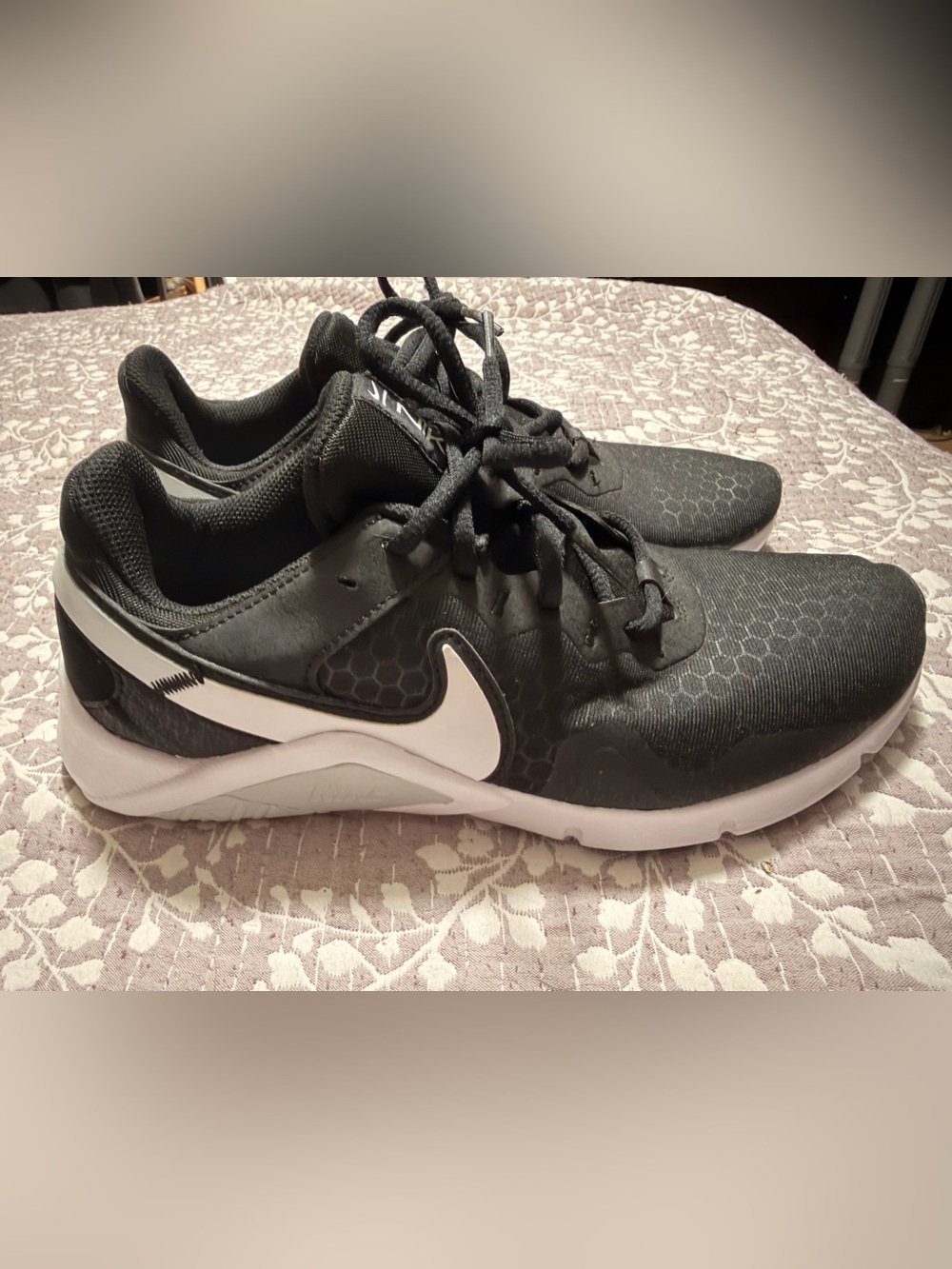 Nike Legend Essential 2 Blk/Wht Women EUC - Size 9